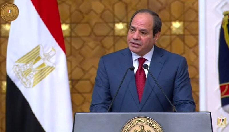 الرئيس المصري ينفي إشاعات بيع قناة السويس