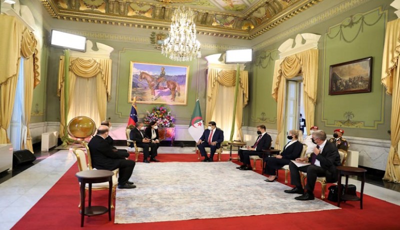 رئيس فنزويلا يستقبل سفير الجزائر الجديد