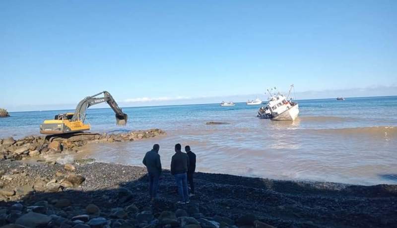 إجلاء سفينة صيد جانحة بشاطئ في تيزي وزو