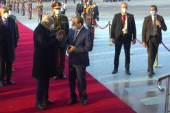 رئيس الجمهورية يحل بالقاهرة ويُستقبل من طرف السيسي