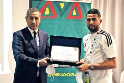 محرز يستلم اللوحة التذكارية لمشاركة الخضر في الطبعة الـ33 من “الكان”