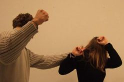 اعتدى على زوجته بالضرب.. طرد رجل من عمله