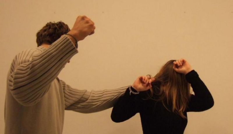 اعتدى على زوجته بالضرب.. طرد رجل من عمله