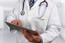 قسنطينة: توقيف ستيني يستعمل مئزر طبيب لسرقة هواتف المرضى بالمستشفى