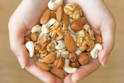 طبيب يكشف مادة غذائية تقوي المناعة خلال الإصابة بكوفيد