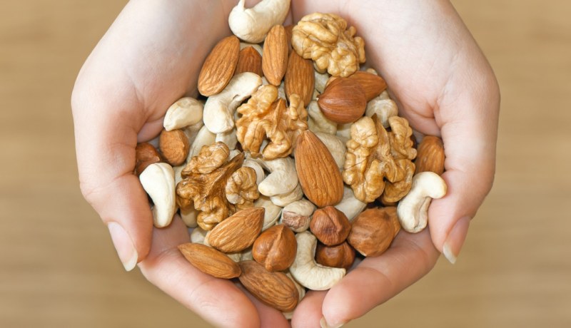 طبيب يكشف مادة غذائية تقوي المناعة خلال الإصابة بكوفيد