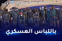 منتخب نيجيريا يصل الكاميرون بالزي العسكري!