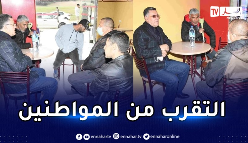بالصور: والي سوق أهراس في جلسة مع المواطنين داخل مقهى شعبي وسط المدينة