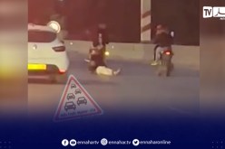 بالفيديو.. شاهد كيف تمت سرقة دراجة نارية ورمي صاحبها في الطريق السريع