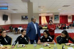 بالصور.. عمارة يرفع معنويات سيدات الخضر بعد تعثرهن بجنوب إفريقيا