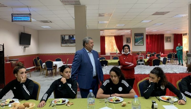 بالصور.. عمارة يرفع معنويات سيدات الخضر بعد تعثرهن بجنوب إفريقيا