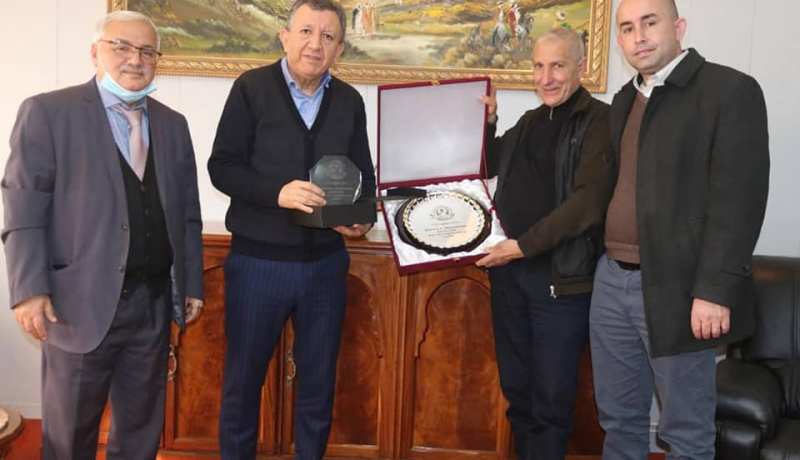 وزير الموارد المائية يكرم من طرف الإتحاد العام للعمال الجزائريين