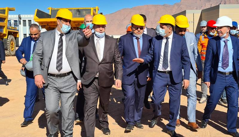 وزير الصناعة يدعو مسؤولي مصنع اسمنت الساورة الى زيادة كميات الإنتاج