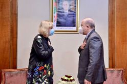 الوزير الأول يستقبل سفيرة أمريكا بالجزائر