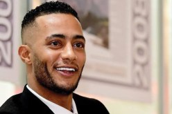 محمد رمضان يغسل أسنانه بذهب 24 قيراط