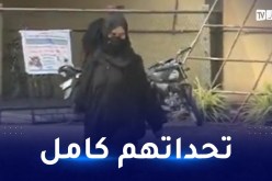 فتاة مسلمة تتحدى المتظاهرين الهندوس وتدخل الجامعة بالحجاب!