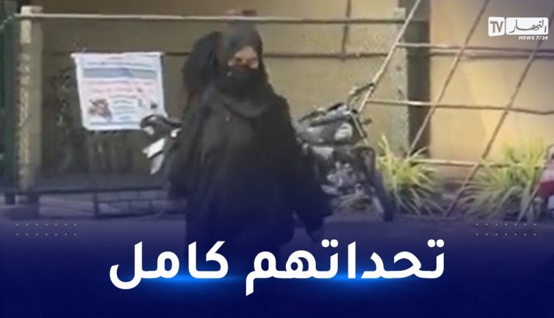 فتاة مسلمة تتحدى المتظاهرين الهندوس وتدخل الجامعة بالحجاب!