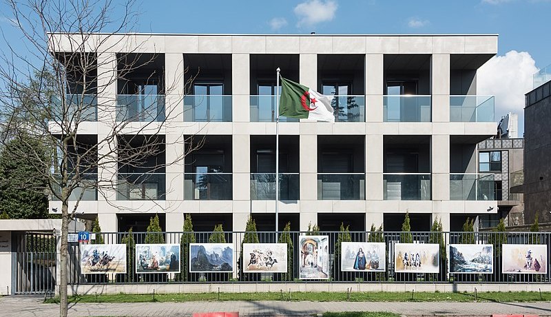 سفارة الجزائر في بولندا: السلطات الجزائرية تعمل على برمجة رحلات اجلاء للمواطنين القادمين من أوكرانيا