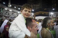 السعودية تسمح للأطفال بدخول الحرمين بشرط