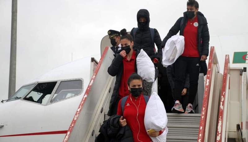 بالصور.. سيدات الخضر يعدن لأرض الوطن بعد تعثرهن بجنوب افريقيا