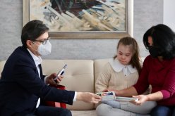 بعد تعرضها للتنمر.. رئيس دولة يصطحب فتاة تعاني من متلازمة “داون” إلى المدرسة