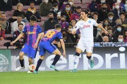 وناس يُشارك بديلا ونابولي يتعادل أمام البارصا