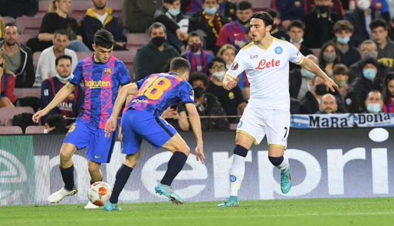 وناس يُشارك بديلا ونابولي يتعادل أمام البارصا