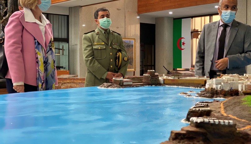 السفيرة الأمريكية بالجزائر تزور متحف الجيش بالعاصمة