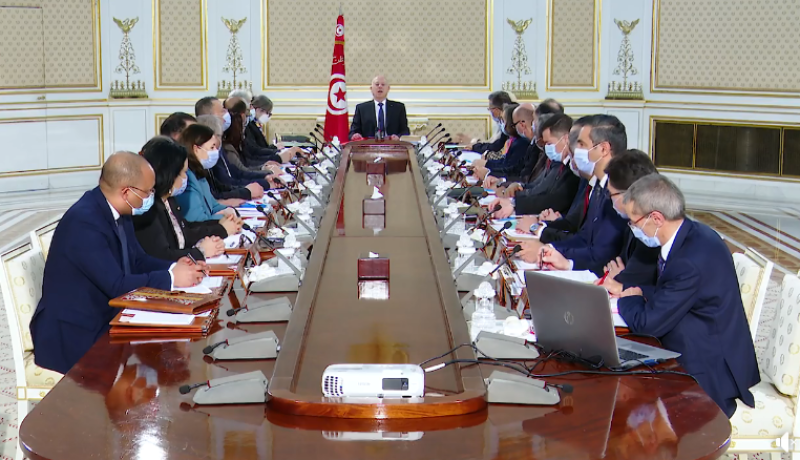 الرئيس التونسي يُعلن حل المجلس الأعلى للقضاء