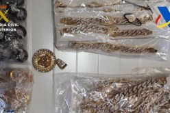 كانت ستباع في الجزائر.. حجز 3000 جوهرة فاخرة مزيفة بميناء إسبانيا