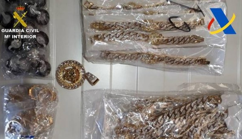 كانت ستباع في الجزائر.. حجز 3000 جوهرة فاخرة مزيفة بميناء إسبانيا