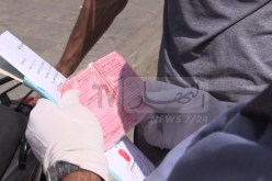 مراهق يمزق “بروسيات” الشرطة امتعاضا لتوقيفه وتحرير مخالفة له بباب الزوار