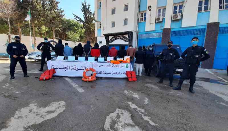 البيض: توقيف 12 شخصا بتهمة الإتجار بالأشخاص وتهريب البشر