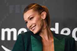 بيلا حديد تدافع عن المحجبات