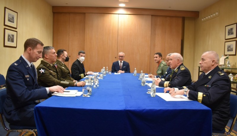 اللواء بن مداح يبحث مع قائد القيادة العسكرية الأمريكية في إفريقيا سبل تطوير التعاون الثنائي