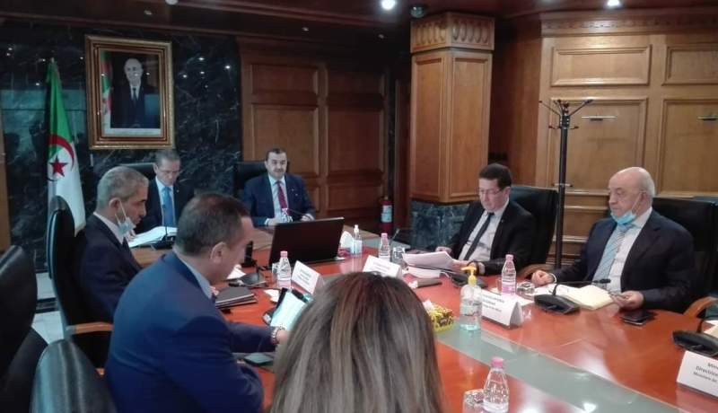 عرقاب رفقة عبد الحفيظ هني يترأسان إجتماعا تنسيقيا حول ربط المستثمرات والمحيطات الفلاحية بالكهرباء