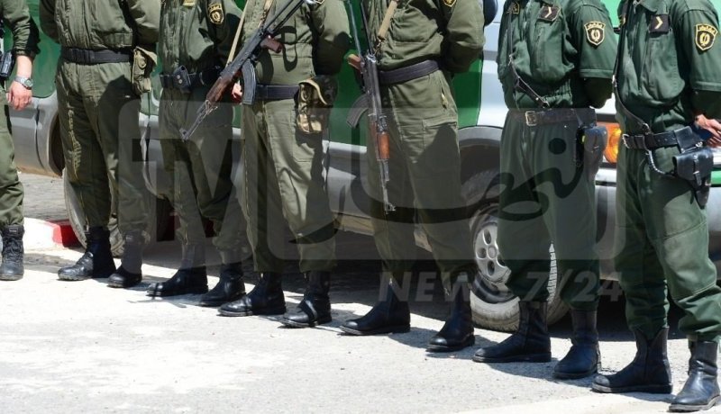 حجز أسلحة نارية وبدلات وشارات عسكرية وتوقيف شخصين في تيزي وزو