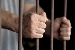 فنان مصري مشهور.. شقيقي توفي بـ13 طعنة وفتاة سبب دخولي السجن