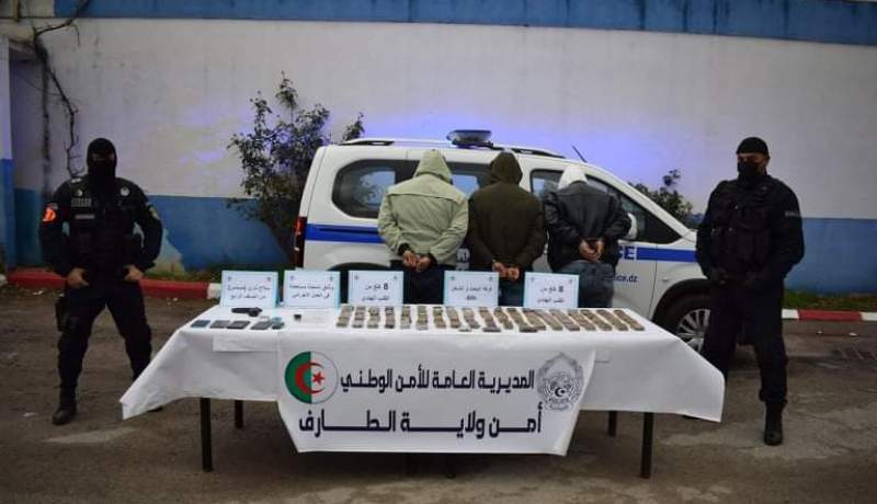 الأمن يحجز 8 كيلوغرامات من “الكيف” ومسدس “بيريطا” في الطارف!