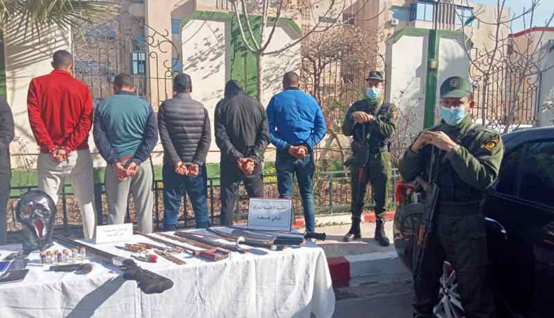 قسنطينة: توقيف عصابة أحياء وحجز أسلحة نارية وبيضاء بعين الباي