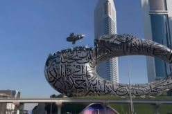 فيديو يُدهش العالم.. مركبة فضائية تهبط بمتحف المستقبل بدبي