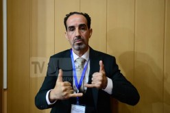 الفاف تستعين بمترجم لغة الإشارة خلال الندوة الصحفية لبلماضي