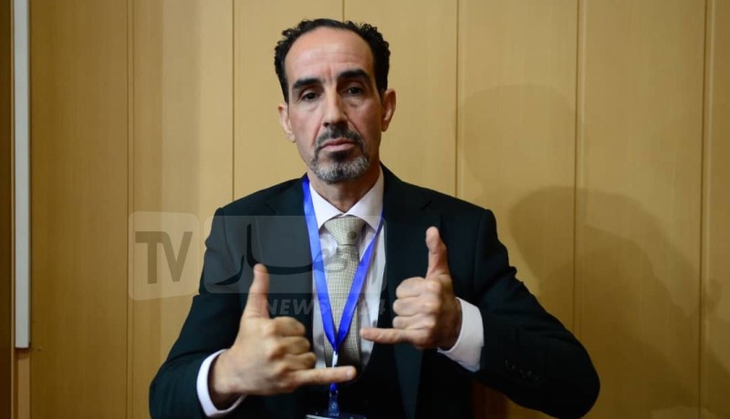 الفاف تستعين بمترجم لغة الإشارة خلال الندوة الصحفية لبلماضي