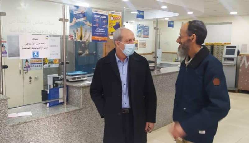 بعد فتحها استثناءً اليوم..وزير البريد يتفقد بعض مكاتب البريد بالعاصمة
