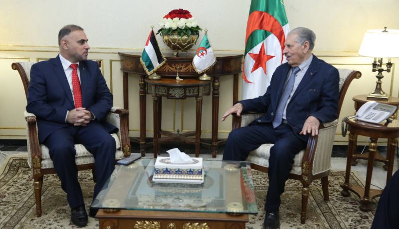 خلال استقباله من قبل قوجيل.. السفير الفلسطيني يبرز آمال شعب بلاده على القمة العربية