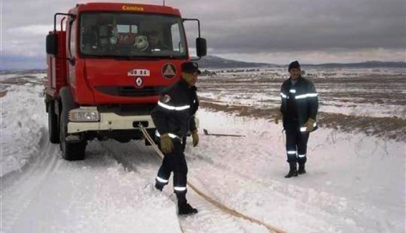 البويرة..انقاذ 7 اشخاص كانوا عالقين وسط الثلوج بمنطقة اسول الحدودية