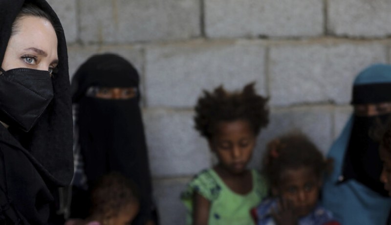 أنجلينا جولي تصنع الحدث في اليمن