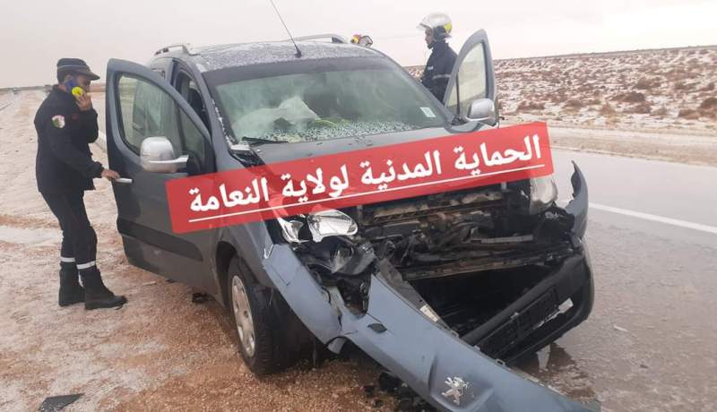 النعامة: إصطدام حافلة لنقل المسافرين مع سيارة بسبب سوء الأحوال الجوية