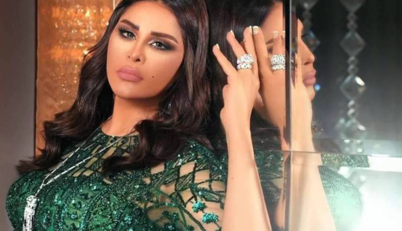 أحلام تعلن إسلام مدبرة منزلها من المسجد الحرام