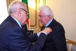  منح “وسام أصدقاء الثورة” للصحفي الايطالي بيرناردو فالي